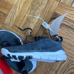 Brand new Nike Men’s Size 7.5 sneakers.